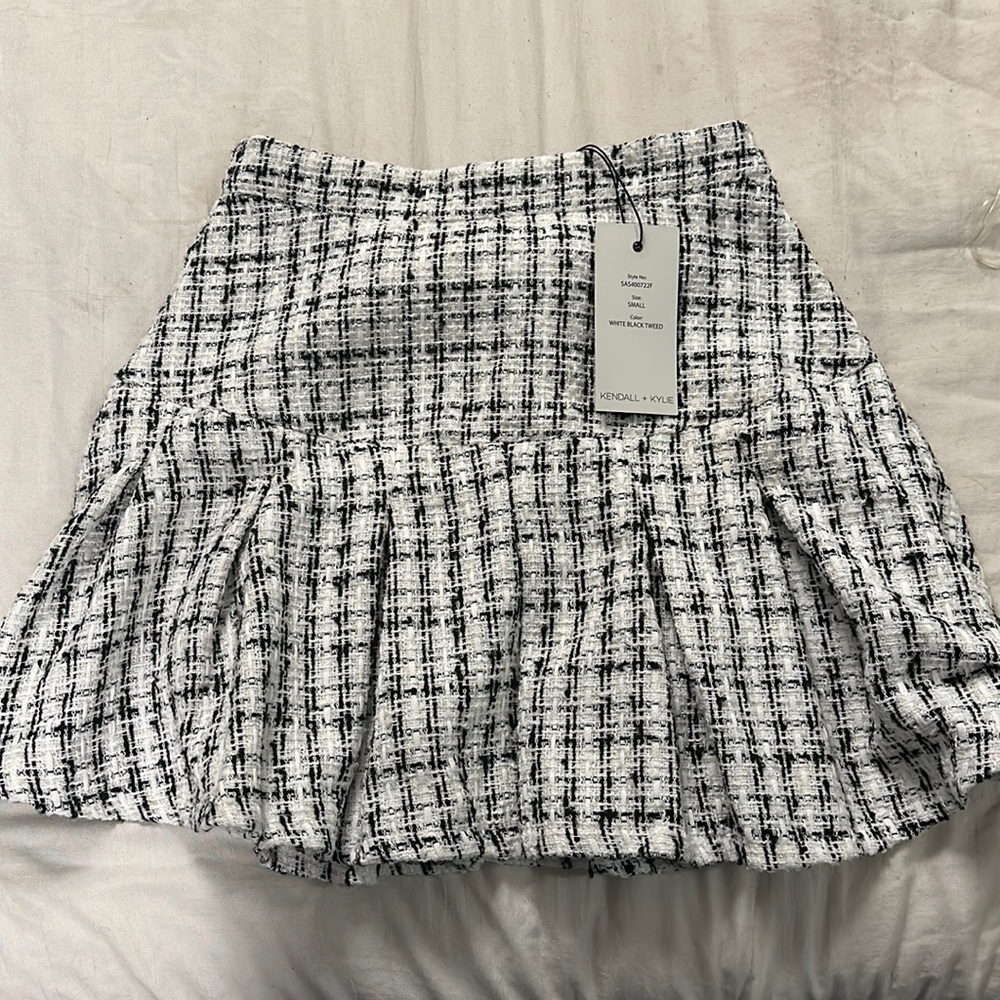 NWT Kendall and Kylie tweed pleated black and white skirt. Size medium